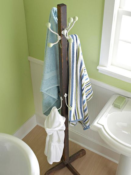 BUILD THIS for big bath - hooks up high, and lower (at hand towel level, next to sink) Paint a pretty color, or maybe metallic gold or just white?  BRILLIANT!!!!! Pool Towel Storage, Diy Coat Rack, Living Pool, Storage Tips, Green Walls, Unique Bathroom, Towel Storage, Kids' Bathroom, Bathroom Organization