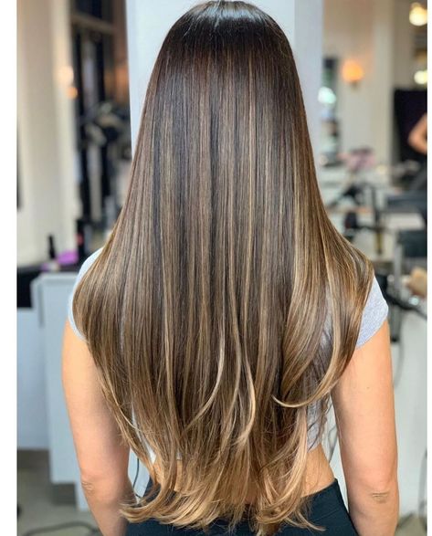 Teasy lights ✨ by @everything_bynino⠀ .⠀ .⠀ .⠀ #balayage #babylights #blonde #balayagehair #blondehair #balayagehighlights… Baby Lights Caramelo, Balayage With Babylights, Caramel Babylights, Teasy Lights, Babylights Blonde, Baby Highlights, Baby Lights, Beige Hair, Brown Hair Looks