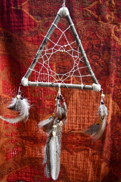 Triangle Dream Catcher, Dreams Catcher, Pagan Crafts, Medicine Wheel, Dream Catcher Diy, Dream Catchers, Native American Art, Diy Art, Wind Chimes