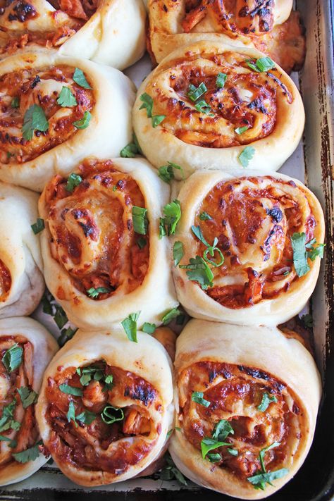 Dear reader, if I could pass one of these fabulous BBQ Chicken Pinwheels right through the computer screen and into your very presence…I would do it! Plain old hum drum words cannot do them j… Appetizer Recipes For A Crowd, Pinwheel Appetizer, Crowd Food, Puff Pastry Pinwheels, Chicken Pinwheels, Pizza Pinwheels, Recipes For A Crowd, Super Bowl Recipes, Crazy Laura