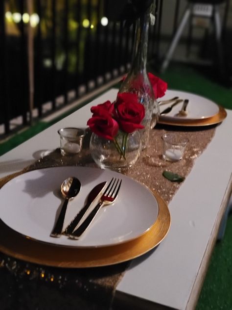 Dinner For Two Decoration Romantic, Romantic Balcony Dinner For Two, Romantic Table Setting For Two At Home, Romantic Dinner Aesthetic, Romantic Dinner Table Setting For Two, Romantic Dinner Table Setting, Dinner Candles Romantic, Candlelit Picnic, Candle Light Dinner Ideas