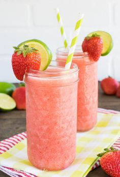 Strawberry Slushie, Fresh Fruit Cocktails, Fresh Drinks Summer, Strawberry Drink, Strawberry Limeade, Slushie Recipe, Strawberry Dessert Recipes, Summer Drink Recipes, Refreshing Summer Drinks