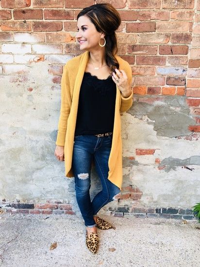 Casual fall outfit - mustard cardigan, lace cami, distressed jeans, leopard mules. #justpostedblog Leopard Shoes Outfit, Skirt Labuh, Jeans Trend, Casual Fall Outfit, Leopard Print Shoes, Yellow Cardigan, Neue Outfits, Print Shoes, Cardigan Outfits