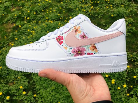 Hand painted flowers, with pastel pink swoosh Nike Kids Shoes, Обувь Air Jordan, Painted Shoes Diy, Boty Nike, Custom Shoes Diy, Nike Shoes Air Force, Painted Sneakers, Perfect Sneakers, White Nike Shoes