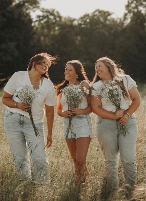 Spring Friend Photoshoot, Group Flower Photoshoot, Group Field Photoshoot, Trio Senior Pictures, Field Photoshoot Friends, Women Group Photoshoot Ideas, Three Friends Photoshoot, Friend Photoshoot Group Photo Ideas, Friend Group Photoshoot