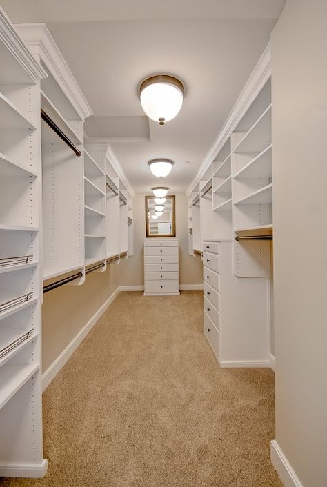 AHHHHH!!!  Do I hear angels singing??? Organized Spaces, Contemporary Closet, Walking Closet, Real Estat, Dream Closets, 아파트 인테리어, Master Closet, Closet Ideas, Decoration Inspiration