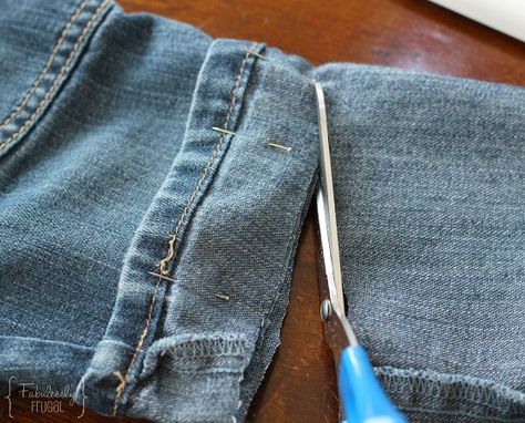 Shorten jeans and pants with the original hem Make Jeans Into Shorts, Clothes Washing Hacks, Shorten Jeans, Lengthen Dress, Jeans Into Shorts, How To Make Jeans, Sewing Hems, Diy Pants, Sewing Jeans