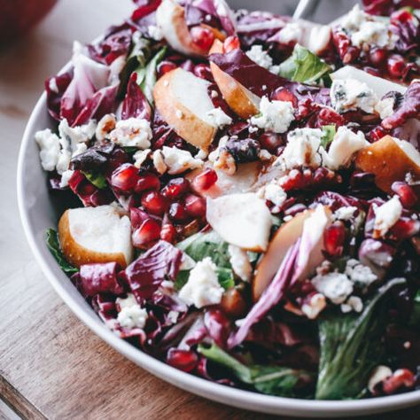 Pear Gorgonzola, Gorgonzola Cheese, Raw Recipes, Pomegranate Fruit, Autumn Salad, Walnut Salad, Balsamic Dressing, Winter Salad, Think Food