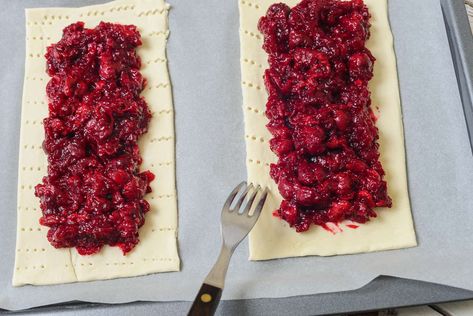 Fruit Strudel, Puff Pastry Strudel, Tart Puff Pastry, Cherry Pie Bars Recipe, Puff Pastry Ingredients, Simple Icing, Strudel Recipes, Puff Pastry Desserts, Pastry Pie