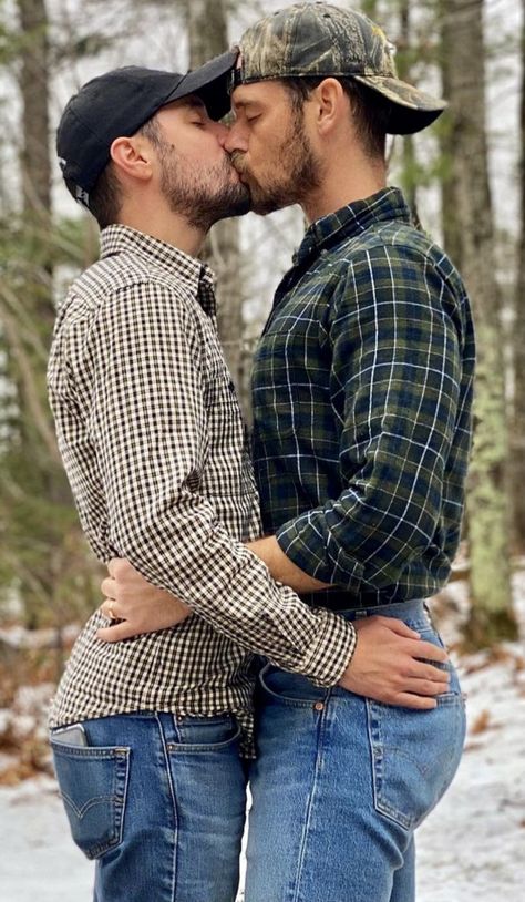 Where there is love Gay Lovers Pics, Guys In Love, Man Moment, Gay Rights, Crush Advice, Men Kissing, Gay Romance, Dachshund Puppies, Two Men