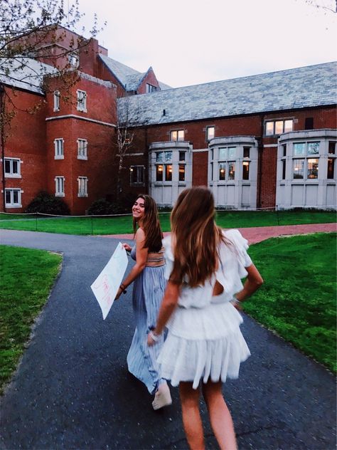 New England Boarding School, England Boarding School, Prep School Aesthetic, Taft School, Boarding School Aesthetic, College Lifestyles, London Summer, Best Friend Photoshoot, Bff Photoshoot Poses