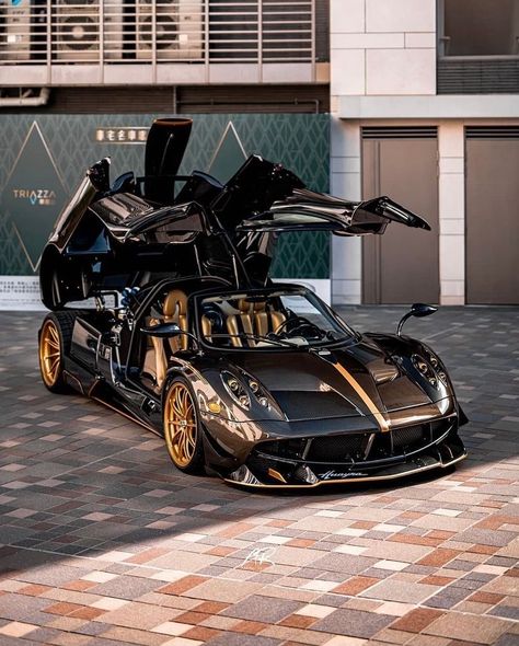 Dreamer Garage — Pagani Huayra Dinastia par supercarsofhongkong via... Pagani Car, Tmax Yamaha, Top Luxury Cars, Lux Cars, Super Sport Cars, Pagani Huayra, Exotic Sports Cars, Cool Sports Cars, Super Luxury Cars