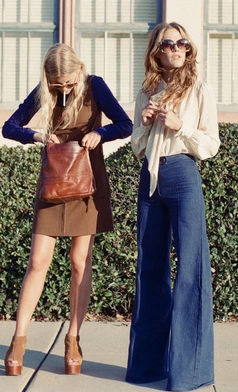 Some wore platform shoes, wrap dresses, and went for a Annie Hall menswear look. Description from pinterest.com. I searched for this on bing.com/images Mode Pop, Mode Retro, 60s 70s Fashion, Fashion 70s, Mode Hippie, 70s Inspired Fashion, 70s Outfits, 70’s Fashion, 70s Boho