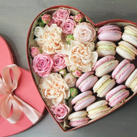 Box With Flowers, Sweet Box Design, Food Bouquet, Diy Gifts To Sell, Candy Bouquet Diy, Edible Bouquets, Macaron Boxes, Macaron Cookies, Champagne Gift