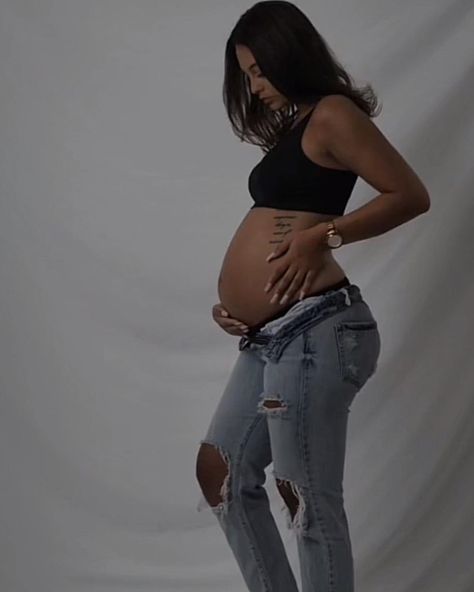 Maternity Outfits For Photoshoot Jeans, Denim Pregnancy Photoshoot, Jean Maternity Shoot, Denim Maternity Shoot, Pregnancy Progress Pictures, Tube Top And Jeans, Home Maternity Photography, Diy Maternity Photos, Maternity Shoot Outfit