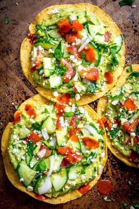 These Vegan Avocado Hummus and Cucumber Pico de Gallo Tostadas actually keep me full. And, wait for it, they taste good too!?! Hummus And Cucumber, Wallpaper Food, Avocado Hummus, Resep Diet, Läcker Mat, God Mat, Think Food, Avocado Recipes, Vegan Eating