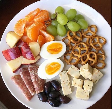 Healthy Snack Alternatives To Junk Food, Snack Plate Ideas, Fat Loss Meals, Adult Lunchables, Healthy Lunch Snacks, Plate Ideas, Snack Plates, Easy Healthy Meal Prep, Cheese Cubes