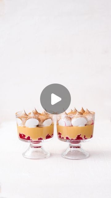 Teresita Hamilton M. on Instagram: "RECETA: Suspiro limeño frambuesa 🤍✨
.
Les traigo mi receta mejorada, un sedoso suspiro limeño con el toque acidito de las frambuesas congeladas @minuto.verde y un merengue para morirse. 
.
✨ingredientes✨
Para el relleno
- 397 grs leche condensada (1 tarro)
- 366 ml leche evaporada (1 tarro)
- 1/2 cdta vainilla
- 4 yemas
.
Para el merengue
- 120grs clara de huevo (entre 3 y 4 claras)
- 240grs azúcar
- 120 ml agua
- 40ml oporto (pueden omitirlo)
.
- Canela en polvo
- 100 grs frambuesas congeladas @minuto.verde 
.
1. Poner en una olla las leches y vainilla y revolver 30 mins a fuego medio alto hasta denso. Batir las yemas en un bowl y agregarles 1 taza de mezcla de las leches batiendo sin parar. Devolver a la ollita y cocinar por 5-10 mins mas. Retirar y c Suspiro Dominicano, Fruit Compote, Kinds Of Desserts, Trifle, Cake Desserts, Ice Cream, Cream, Fruit, Cake