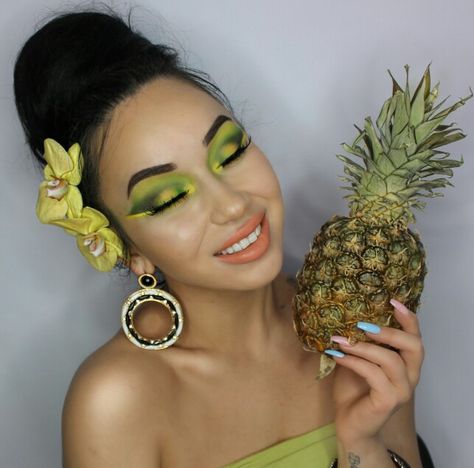 Pineapple makeup Instagram: daiana kir Fruit inspired makeup Tropical look Fruit Inspired Makeup Looks, Pineapple Makeup Halloween, Pineapple Makeup Look, Fruit Makeup Looks, Fruit Inspired Makeup, Coloured Makeup, Moana Makeup, Pineapple Makeup, Fruit Makeup