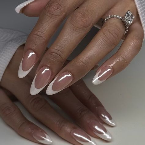 Chrome French Tip Nails Give A Modern Update To A Classic Mani Work Manicure, Chrome French Tip Nails, Chrome French Tip, Classic Nail Designs, French Tip Gel Nails, Chrome French, Engagement Nails, Neon Acrylic Nails, Wedding Nails French