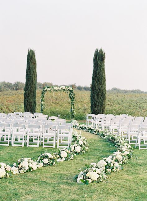 Unique Wedding Aisle, Luxury Table Settings, Wedding Cake Luxury, Wedding Aisle Ideas, Textured Wedding Cake, Cake Luxury, Aisle Ideas, White Floral Arrangements, Ceremony Aisle