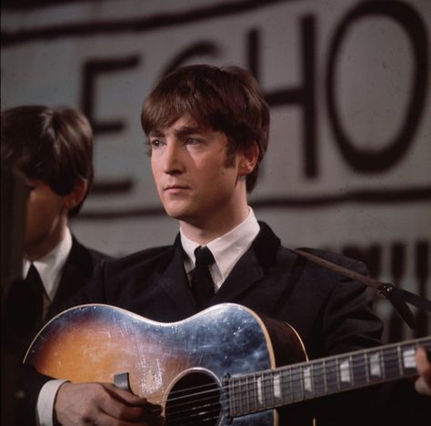 John Lennon Gibson guitar Jhon Lennon, I Am The Walrus, Julian Lennon, Beatles Pictures, John Lennon Beatles, Beatles John, Yoko Ono, Marie Curie, The Fab Four