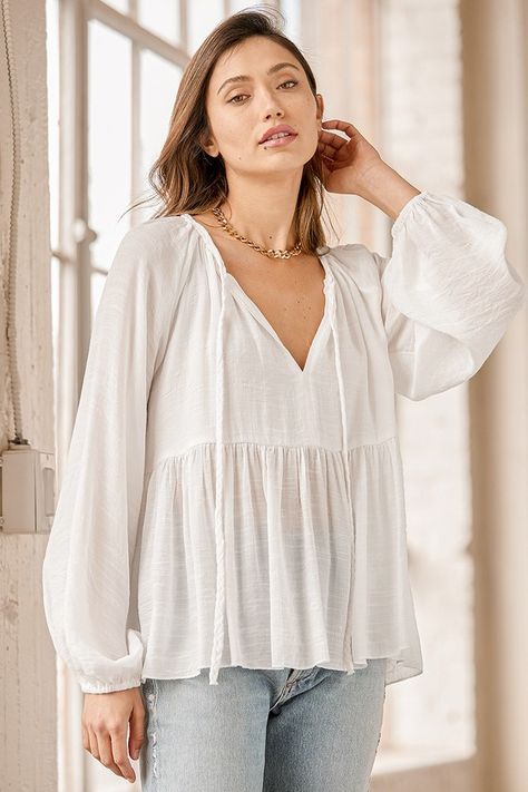 Tunic Outfit Summer, Flowy Tops Outfit, Loose Top Outfit, Flowy White Top, Flowy Outfits, White Flowy Shirt, Long Sleeve Summer Shirts, Long Sleeve Peasant Top, Flowy Shirts