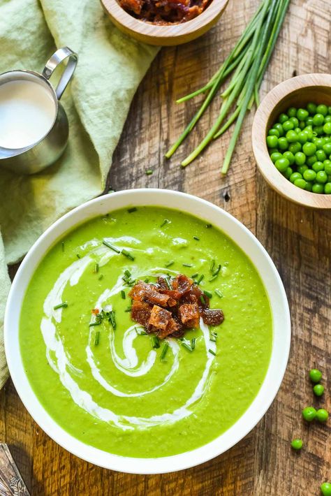 Green Pea Soup, Pea Soup Recipe, Spring Appetizers, Green Soup, Spring Brunch, Candied Bacon, Soup And Stew, Pea Soup, Cream Soup