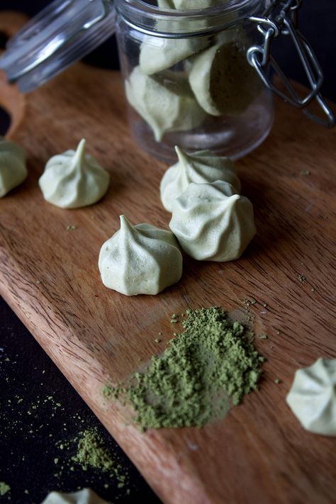 Matcha Meringue, How To Make Matcha, Meringue Recipe, Meringue Cookies, Matcha Powder, Chocolate Mousse, Wow Factor, Gluten Free Baking, Easy Snacks