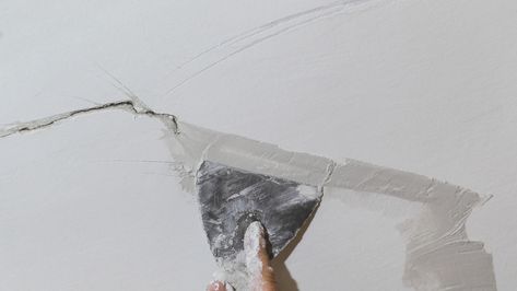 How To Fix An Unsightly Crack In Your Ceiling With Some DIY Handiwork - House Digest Orange Peel Ceiling Texture, Stamped Ceiling, Ceiling Cracks, Ceiling Diy, Drywall Tape, Orange Peel Texture, Cracked Wall, Ceiling Texture, Popcorn Ceiling