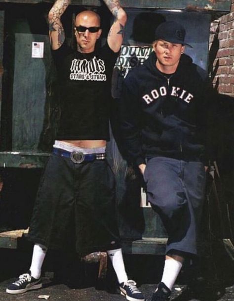 Slc Punk, Punk Shorts, Skate Punk, Tom Delonge, 2000s Streetwear, 90s Hip Hop Fashion, 2000s Clothes, Travis Barker, Band Pictures