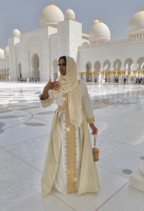 Modest Outfits Dubai, Eid Mubarak Outfit, Modest Dubai Outfits Ideas, Mosque Outfit, Eid Outfits Black Women, Dubai Mosque Outfit, Eid Fits, Dubai Aesthetic Outfits Modest, Modest Wedding Niqab For Eid