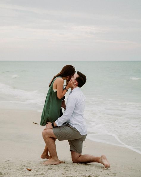 Sunset Beach Proposal, Surprise Engagement Photos, Pre Wedding Praia, Engagement Pictures Beach, Couples Beach Photography, Proposal Photoshoot, Proposal Pictures, Beach Proposal, Surprise Engagement