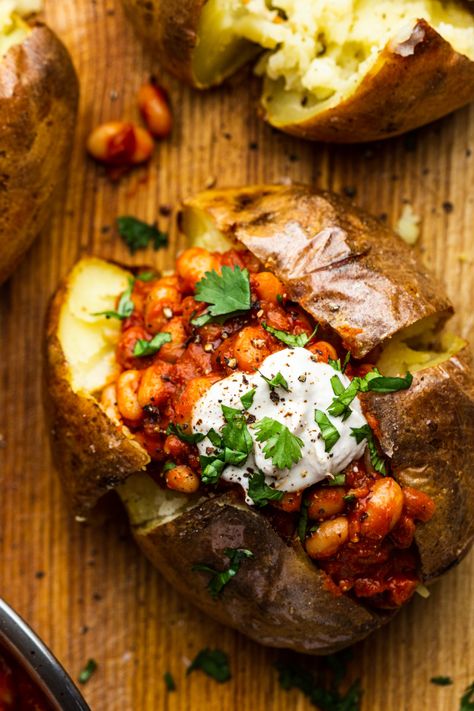 baked potato smoky beans filled close Vegan Jacket Potato, Stuffed Jacket Potatoes, Jacket Potato Recipes, Potato Jacket, Batch Prep, Stuffed Recipes, Heinz Baked Beans, Cooking Baked Potatoes, Potato Stuffed