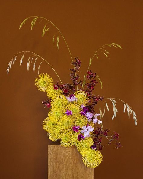 Desert Floral Arrangement, Funky Flower Arrangements, Tiktok Dinner, Hotel Flower Arrangements, Sogetsu Ikebana, Hotel Flowers, Plant Installation, Modern Wedding Flowers, Yellow Plants