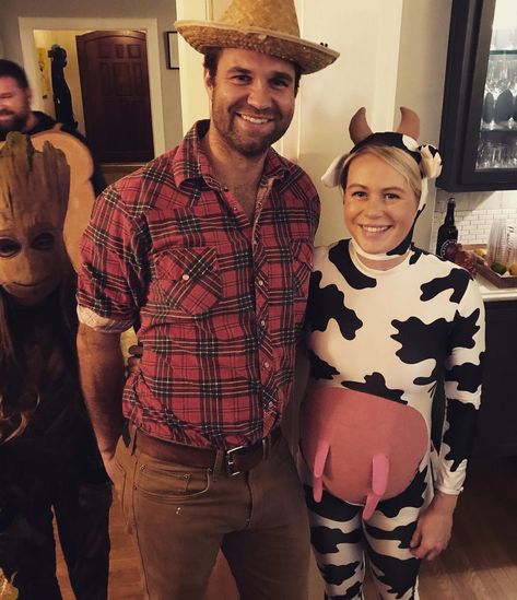 Inspiration & Accessories: DIY Cow & Farmer Halloween Couple Costume Idea #cowcostume #halloweencostume #38weeks #38weekspregnant #pregnantbelly #pregnantcostume #firstcouplescostume #groot #grootphotobomb #pregnant #halloween #halloweenparty #cow #dairycow #costumeparty #babyonboard #udders Bowling Costume, Easy Cow Costume, Turkey Halloween Costume, Kids Cow Costume, Toddler Cow Costume, Diy Cow Costume, Farmer Couple, Farmer Halloween, Cow Halloween Costume