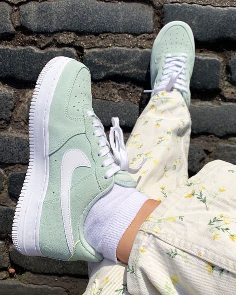 Mint green Nike sneakers Outfit Sweatpants, Mint Sneakers, Tenis Air Force, Adidas Wallpaper, Air Force 1 Outfit, Iphone Pink, Outfit Nike, Air Force Shoes, Men Adidas