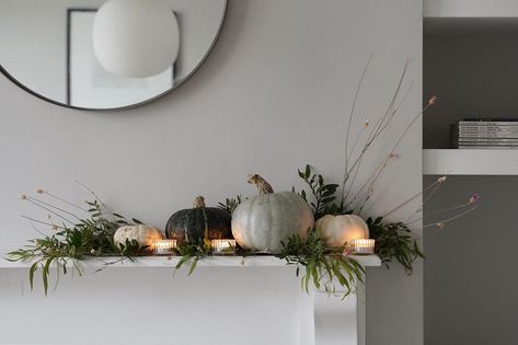 Mantlepiece Decor, Minimalist Fall Decor, Dinner Centerpieces, Stylish Bedroom Decor, Modern Fall Decor, Modern Thanksgiving, Halloween Mantle, Beautiful Halloween, Fall Mantle