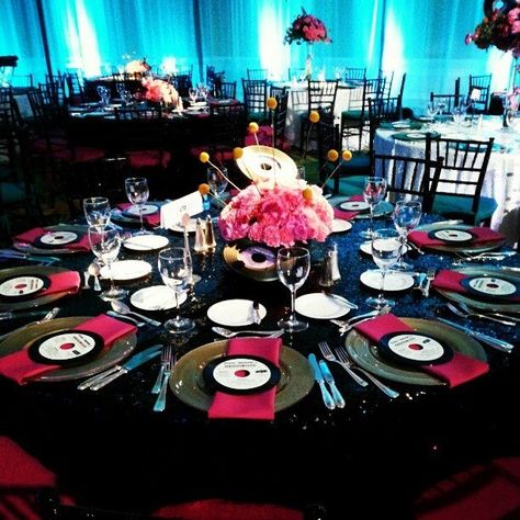 50s Rock n' Roll party  www.tablescapesbydesign.com https://www.facebook.com/pages/Tablescapes-By-Design/129811416695 Grease Wedding, Glam Rock Party, Rock Party Decorations, Motown Christmas, Rocker Party, 1950s Party Ideas, Motown Party, Grease Theme, 50s Theme Parties