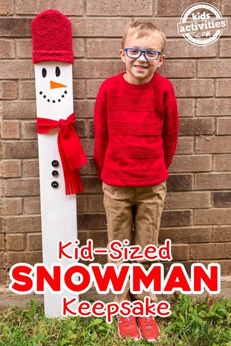 Looking for a fun, meaningful gift for your precious child this Christmas? This kid-sized snowman holiday keepsake is the PERFECT gift for any child! Wooden Snowman Crafts, Parent Holiday Gifts, Diy Schneemann, Wooden Snowmen, Handprint Christmas, Parents Christmas, Wood Snowman, Footprint Crafts, Wooden Snowman