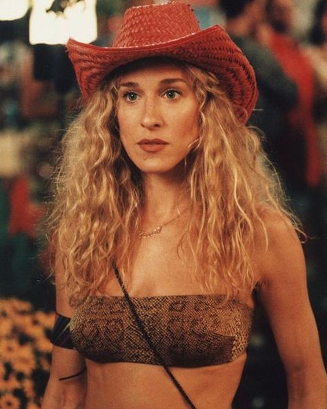 Carrie Bradshaw Hair, Carrie Bradshaw Outfits, Carrie Bradshaw Style, Fashion Moments, And Just Like That, Carrie Bradshaw, Bandanas, Fitness Inspo, We Need