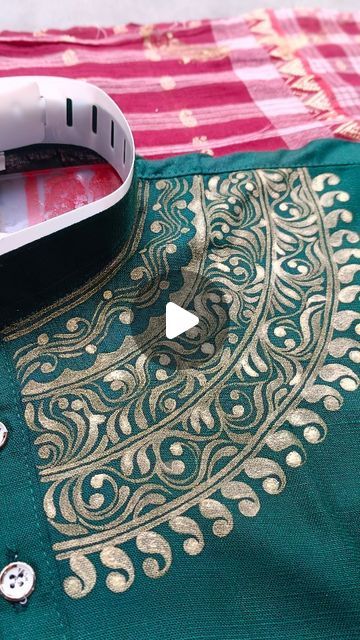 Meghla Chakraborty on Instagram: "কলকা design on cotton kurta 💚for beginners 🎨🖌️ . . #handpainting #handpainted #kolkaart😍😍 #kolkaart #kolkaartist #design #mensoutfit #mensfashion #menskurta #mensstyle #brushstrokes #greenkurta #greenkurta💚 #stepbystep  . . Hand-painted green kurta 💚🎨🖌️" Fabric Paint Designs On Cloth, Hand Painted Kurta For Men, Kurta Painting Design For Man, Panjabi Design, Fabric Paint Pens, Fabric Paint Diy, Fabric Painting On Clothes, Hand Painted Dress, Kurta Men