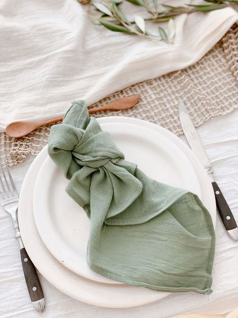 Napkin Styling, Sage Green Napkins, Wedding Napkin Folding, Green Table Settings, Sailboat Wedding, Linen Napkins Wedding, Napkins Rings, Menu Inspiration, Green Napkins