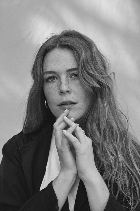 maggie rogers Maggie Rogers Long Hair, Maggie Rogers Tattoo, Cyanotype Shirts, Maggie Rodgers, Maggie Rogers, Isnt She Lovely, Music Photo, Black And White Portraits, White Photo