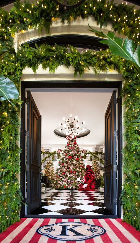 Pine garlands flank the front door. Enya Music, Kardashian Christmas, Kris Jenner House, Jenner House, Christmas House Lights, Christmas Decor Inspiration, Cool Christmas Trees, Kris Jenner, Kardashian Jenner