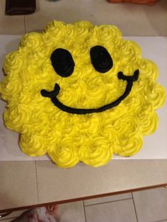 Smiley Face cupcake cake.... Smiley Face Cupcake, Birthday Emoji, Emoji Cake, Pull Apart Cupcake Cake, Pull Apart Cake, Cake Pulls, Pull Apart Cupcakes, Cupcake Cake Designs, Cupcake Designs