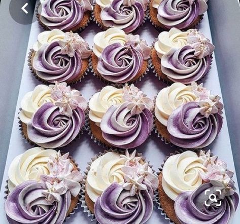 Buttercream Cupcakes, Beautiful Cupcakes, Cupcake Frosting, Flower Cupcakes, Vanilla Cupcakes, Cake Decorating Tips, Food Cakes, Cake Decorating Techniques, Birthday Cupcakes