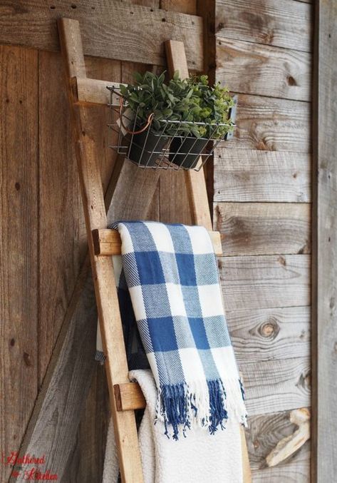 Blanket Ladder | Quilt Ladder | DIY | How to build a wooden blanket ladder for only $4 and under 30 minutes of time - Beginner skill level project Quilt Ladder Diy, Wooden Blanket Ladder, Blanket Ladders, Old Wood Projects, Wooden Box Centerpiece, Wooden Box Diy, Quilt Ladder, Diy Blanket, Farmhouse Decorations