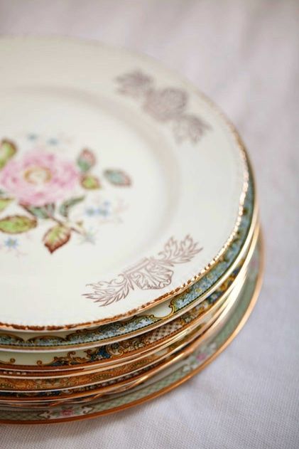 Exquisite dinnerware... Pretty China, Pretty Plates, Rose Cottage, China Patterns, Shabby Vintage, Beautiful Dishes, Vintage Plates, Vintage Dishes, Vintage China