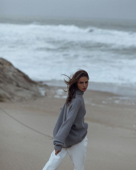 Winter Beach Outfit, Beach Editorial, Winter Beach, Winter Photoshoot, Beach Photography Poses, Beach Shoot, Sea Photo, Beach Portraits, Fall Photoshoot